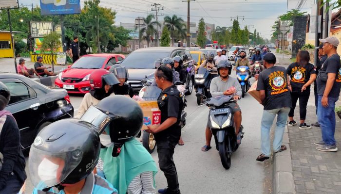 Puluhan Anggota Lindu Aji di Klaten Turun Jalan Bagikan Takjil