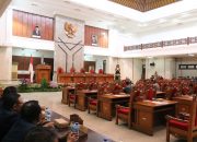 Pj Bupati Buleleng Bacakan Agenda Sidang Paripurna DPRD Buleleng, Anggota DPRD Faksi PDI Tak Hadir