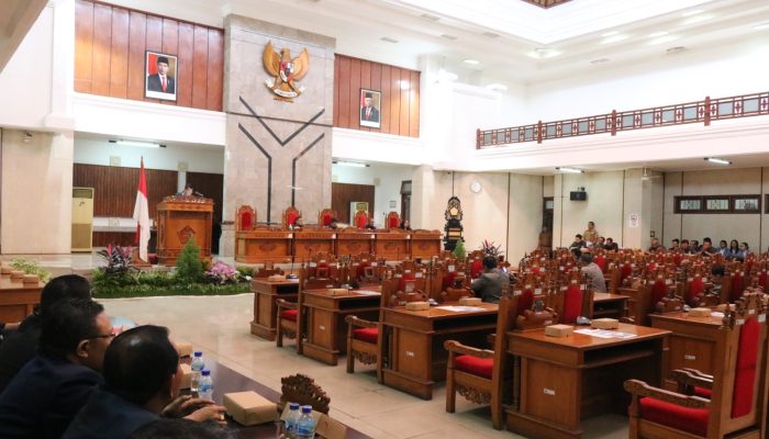 Pj Bupati Buleleng Bacakan Agenda Sidang Paripurna DPRD Buleleng, Anggota DPRD Faksi PDI Tak Hadir