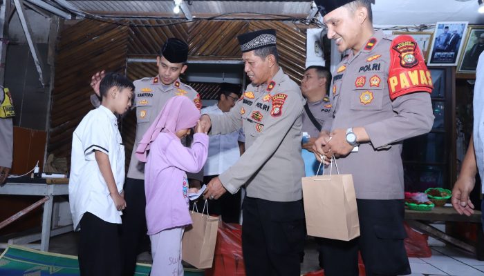 Kapolsek Mampang Bukber Bareng Warga Slum Area Sekaligus Santuni Anak Yatim