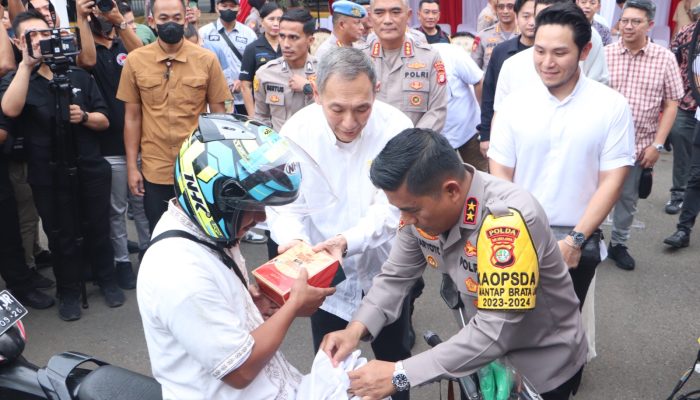 Polda Metro Jaya Salurkan Drive Thru Baksos Ramadhan Presisi