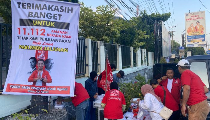 Ungkapan Rasa Syukur, PSI Klaten Bagi-bagi Takjil di Jalan