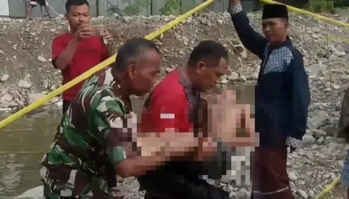 Binmas Poris Plawad Aipda Komarudin dibantu Babinsa Upaya Evakuasi Korban Tenggelam di Danau Galian 