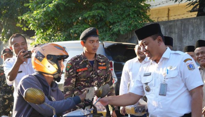 Jalin Silaturahmi Antar Ulama, Wali Kota Jakbar Bersama PCNU Bagikan Takjil