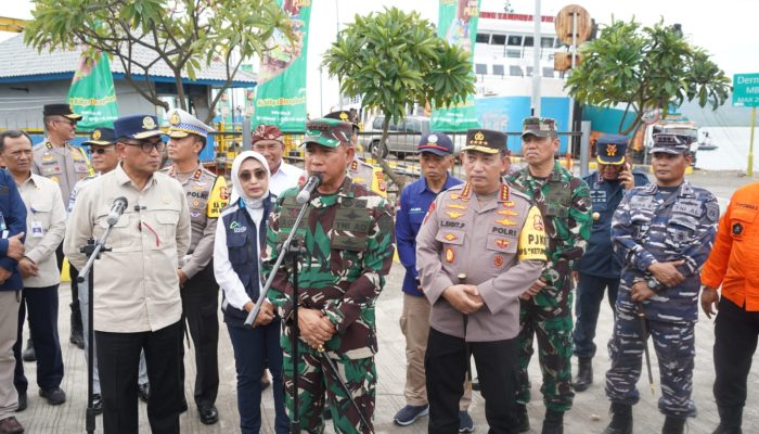 Kasdam IX/Udayana Dampingi Menhub RI, Panglima TNI dan Kapolri Tinjau Pos Mudik Lebaran