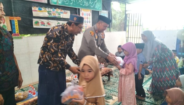 Jalin Silaturahmi Yayasan TPQ Al Barokah Kapolsek Mengwi Bagikan 100 Kotak Takjil