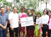 Program Pemprov Bali Hadir’ Serahkan Bantuan Bedah Rumah Kepada Dua Warga Kurang Mampu