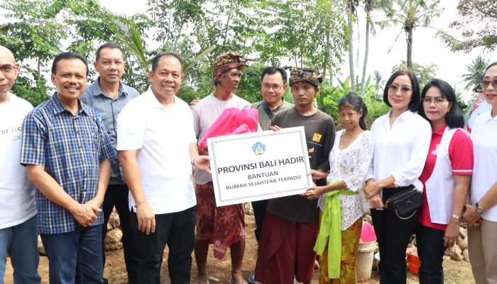 Program Pemprov Bali Hadir’ Serahkan Bantuan Bedah Rumah Kepada Dua Warga Kurang Mampu