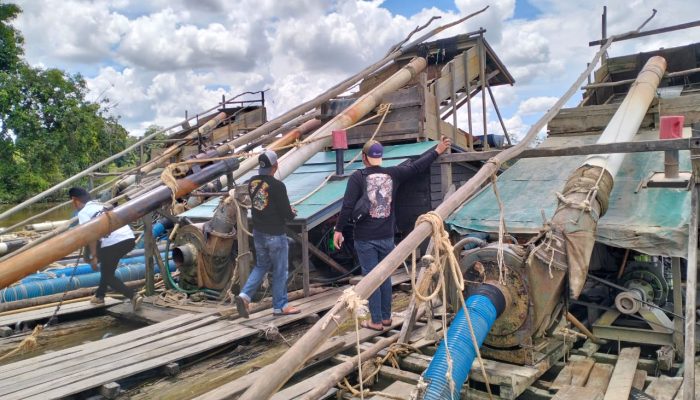 Polres Melawi Tindak Lanjuti Informasi  Maraknya Tambang Emas Tanpa Izin Sepanjang Sungai Melawi