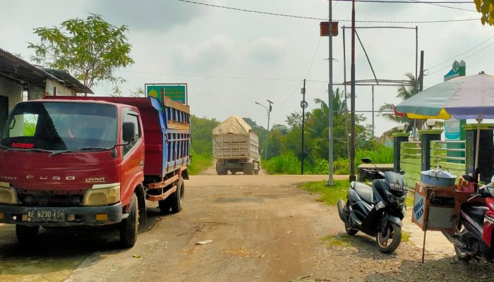 Gegara Truk Tambang, Jalan Perbatasan hingga Desa Pasung Rusak Parah