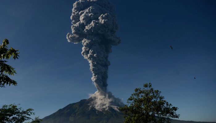 Gunung Marapi di Sumatera Barat  Mengalami Erupsi Menjelang Waktu Subuh 