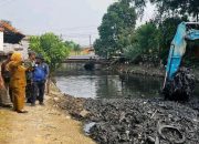 Wali Kota Jakbar Tinjau Pengerukan Kali Semongol di Kalideres