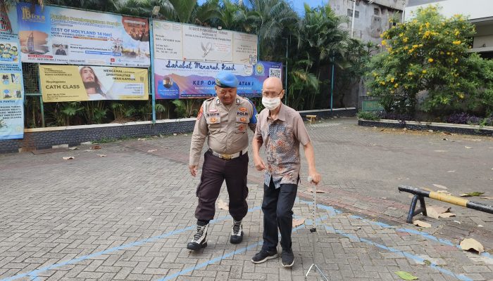 Aksi Peduli Kemanusian, Polisi di Tamansari Gandeng Lansia Yang Hendak Beribadah Kenaikan Yesus Kristus