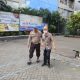 Aksi Peduli Kemanusian, Polisi di Tamansari Gandeng Lansia Yang Hendak Beribadah Kenaikan Yesus Kristus