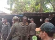 Petugas Gabungan Tertibkan PKL Pasar Deprok Kalideres