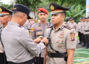 Kapolres Melawi Pimpin Upacara Serah Terima Jabatan di Lapangan Apel Polres Melawi