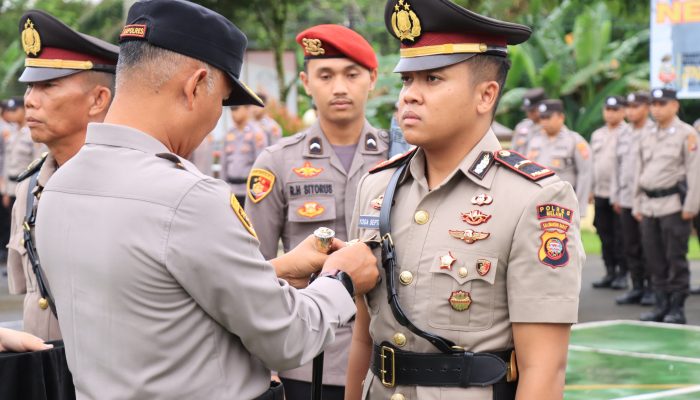 Kapolres Melawi Pimpin Upacara Serah Terima Jabatan di Lapangan Apel Polres Melawi