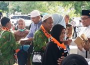 H.Dadi Bersama Istri Santuni 103 Calon Jamaah Haji Saat Pelepasan Keberangkatan Di Terminal Pinoh- Pontianak