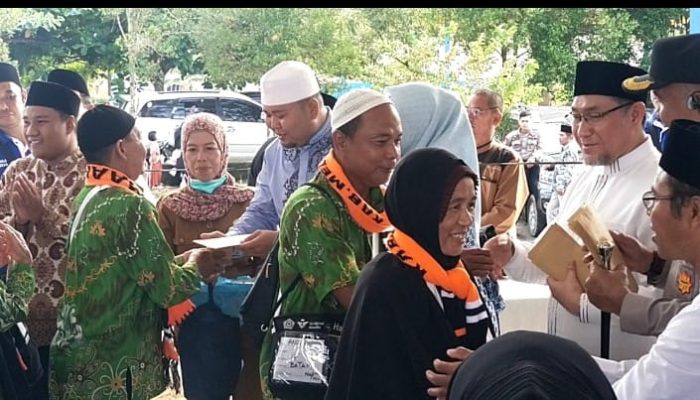 H.Dadi Bersama Istri Santuni 103 Calon Jamaah Haji Saat Pelepasan Keberangkatan Di Terminal Pinoh- Pontianak