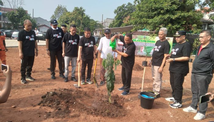 Kolaborasi BPN Jaksel dengan PWI Jaksel Sukses Gelar Kegiatan Gerakan Masyarakat Menanam Pohon