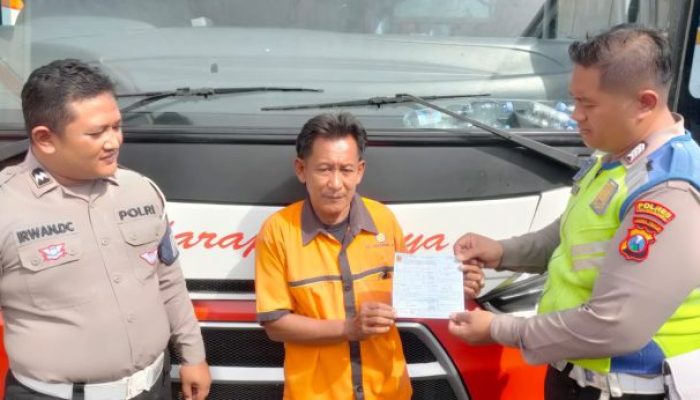 Satlantas Polres Tulungagung  Tilang Bus PO Harapan Jaya Terobos Lampu Merah, Supir Bus Disanksi Skorsing