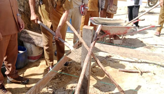 Peletakan Batu Pertama Pembangunan Gedung PAUD Bunda Juleha Desa Tanjung Beringin Raya oleh Camat Tanah Pinoh