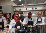 Sejumlah Relawan PMI Jakarta Barat Mengikuti Pelatihan Masak