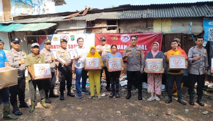 Bakti Sosial Polri, Polsek Kebon Jeruk Distribusikan 75 Paket Sembako di Kelapa Dua