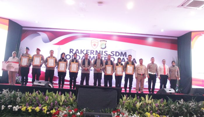 Penghargaan Satwil Terbaik untuk Polres Metro Jakarta Barat Penulisan Karya Perorangan  Di Acara Rakernis SDM Polda Metro Jaya   