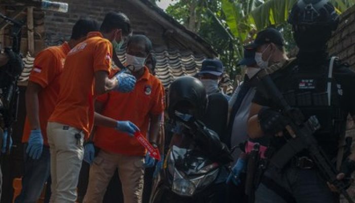 Warga Dikagetkan Kehadiran Densus 88 Antiteror Dini Hari Ringkus Terduga Teroris di Desa Kamojing, Kecamatan Cikampek