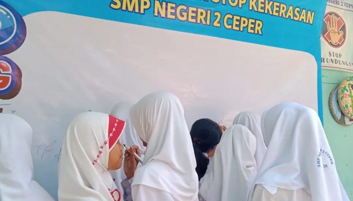 Ditengah Acara MPLS, Ratusan Siswa SMPN 2 Ceper Deklarasi Anti Bullying