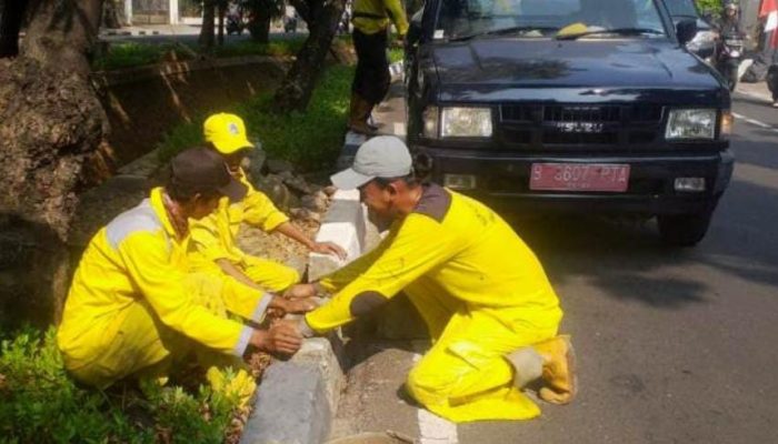 Pemkot Jakbar Perbaiki Kanstin Yang Rusak di Jalan Puri Kembangan