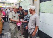 Forkopimko Jakbar Bagikan 15 Ribu Bendera Merah Putih di Jalan Kembangan Raya