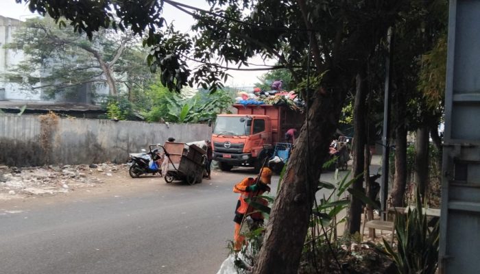 Sampah Menumpuk Dikeluhkan Warga Pilar Mas 7 Kedoya Selatan:  Kasudin LH Tidak Becus Kerja