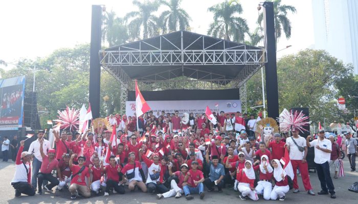 Massa dari Jakarta Barat Antusias Saksikan Kirab Bendera Merah Putih Menuju IKN