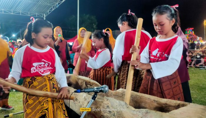 Kemeriahan Gejog Lesung Warnai HUT RI ke-79 di Lapangan Desa Tirtomarto