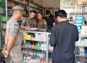 Satpol PP Jakbar Periksa Sejumlah Toko Kosmetik dan Obat di Kalideres