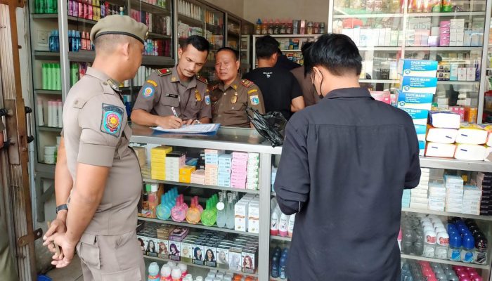 Satpol PP Jakbar Periksa Sejumlah Toko Kosmetik dan Obat di Kalideres