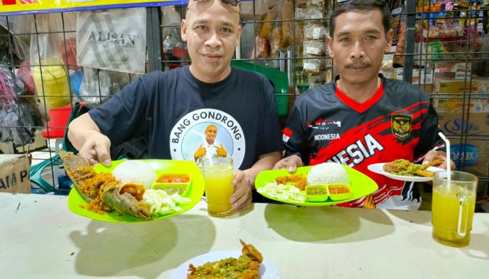 Food Vlogger Bang Gondrong Cicipi Menu yang ada di Warung Makan Cak Suroto