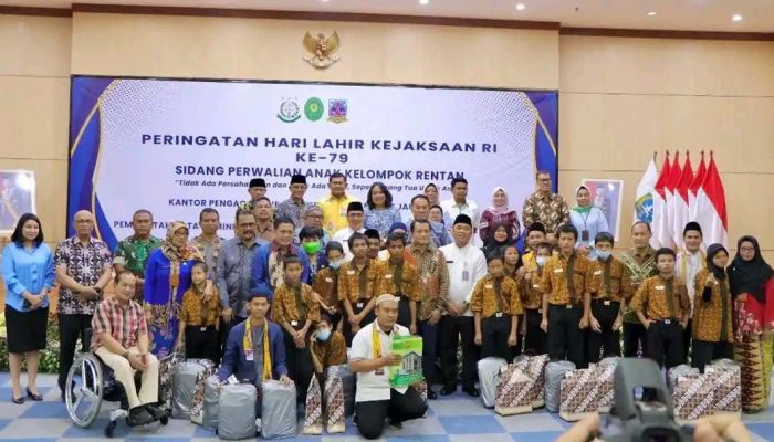 Hari Lahir Kejaksaan RI ke-79, 15 Anak Difabel di Jakbar Dapat Akte Perwalian