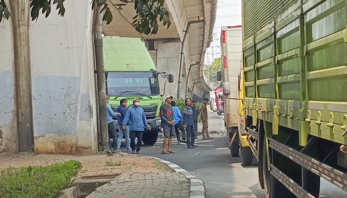 Segerombolan Pak Ogah di Rawa Buaya Cengkareng Bikin Geram Pengendara