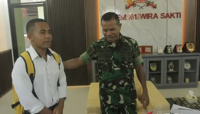 Jenderal Bintang Satu Akan Bina Joni ‘Pemanjat Tiang Bendera’ Hingga Lolos Masuk TNI