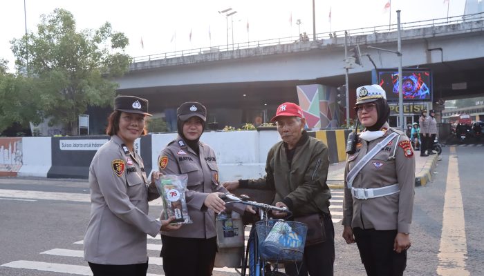 Polwan Jakarta Barat Peringati Hari Jadinya dengan Aksi Sosial: Bagikan 400 Bunga dan Snack Hingga Bersih Bersih Vihara