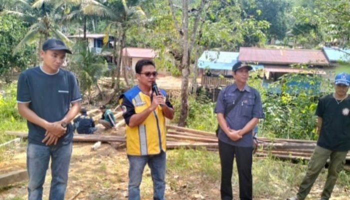 Penancapan Tiang Pertama Jembatan Sungai Nyuruh Desa Belaban oleh Plt Kadis PUPR Melawi