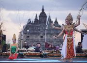 Kirab Gunungan ,Ramaikan Festival Candi Kembar ke-5 di Desa Bugisan