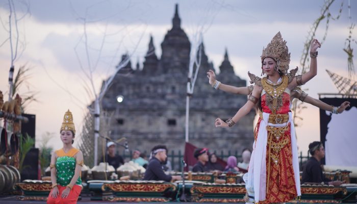 Kirab Gunungan ,Ramaikan Festival Candi Kembar ke-5 di Desa Bugisan