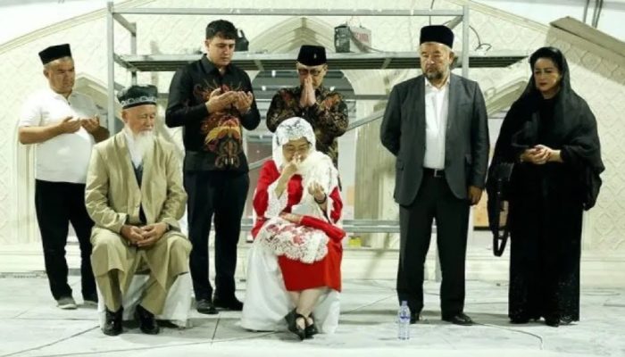 Ziarah ke Makam Imam Al Bukhari, Megawati Berdoa dan Menangis 