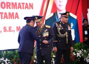 Kapolri Anuhgrahkan Tanda Kehormatan Bintang Bhayangkara Utama ke Panglima dan 3 Kepala Staf TNI