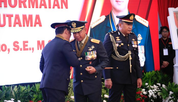 Kapolri Anuhgrahkan Tanda Kehormatan Bintang Bhayangkara Utama ke Panglima dan 3 Kepala Staf TNI