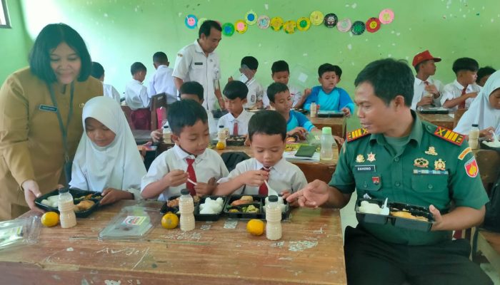 Dukung Program Pemerintah, HUT ke-23 UPK Yaa Qowiyyu Jatinom Salurkan Paket Makanan Bergizi Gratis